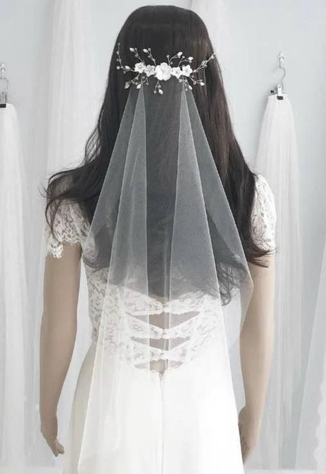 Wedding Gowns With Veil, Elbow Length Veil, Veil Ideas, City Hall Wedding, Birdcage Veil, Bridal Outfit, Minimal Wedding, Colored Wedding Dresses, Bride Wear