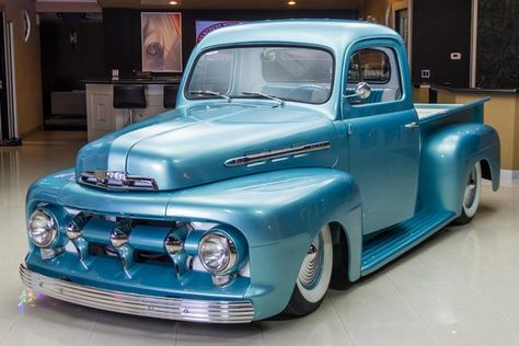 Kombi Pick Up, Ford F1, Old Ford Trucks, Classic Ford Trucks, Old Pickup Trucks, Vintage Vehicles, Classic Pickup Trucks, Ford Pickup Trucks, Ford Pickup