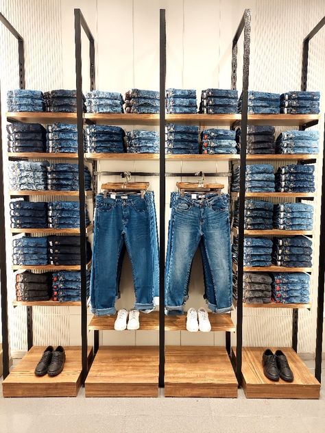 Store Displays Clothing, Store Design Clothing, Clothing Boutique Interior, Denim Display, Visual Merchandising Fashion, Store Shelves Design, Clothing Store Displays, Retail Store Interior Design, Clothing Store Interior