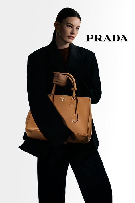 Prada Galleria Bag, Re Edition Prada, Prada Aesthetic, Handbags Prada, Prada Runway, Dressy Jeans, Prada Galleria, Prada Re Edition, Timeless Bags