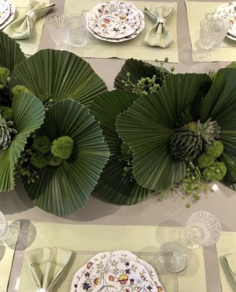 Green Floral Decor, Hotel Flowers, Tropical Wedding Inspiration, Flower Arrangements Simple, Fresh Flowers Arrangements, Tropical Theme, Deco Floral, Colorful Christmas Tree, Christmas Table Settings