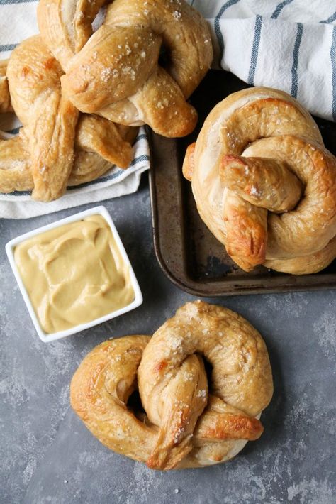 Easy Homemade Soft Pretzels Homemade Pretzels Recipe, Soft Pretzels Recipe, Soft Pretzel Recipe, Homemade Pretzels, Homemade Soft Pretzels, Pretzels Recipe, Bread Roll, Soft Pretzels, Easy Bread