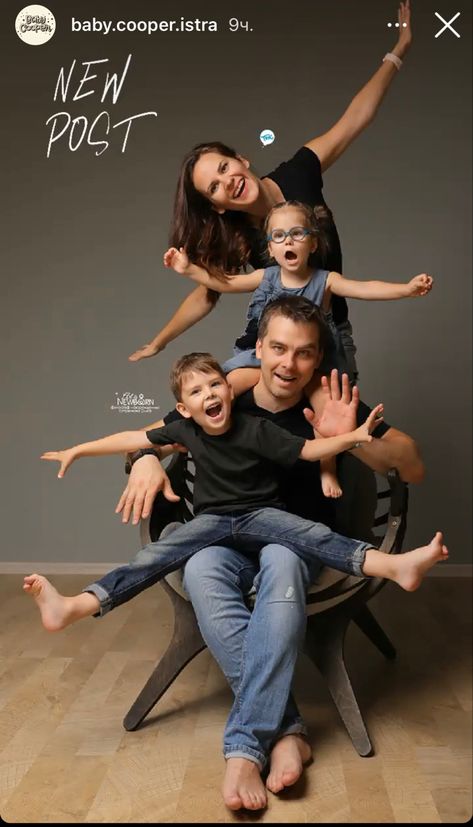 Family Aesthetic Photoshoot, Family Shoots Ideas, Studio Shoot Family, Family Photoshoot Inspiration, Creative Family Portraits, Family Of 4 Photo Ideas Studio, Family Of 4 Studio Photoshoot, Shooting Famille Studio, Family Photo Poses Indoor