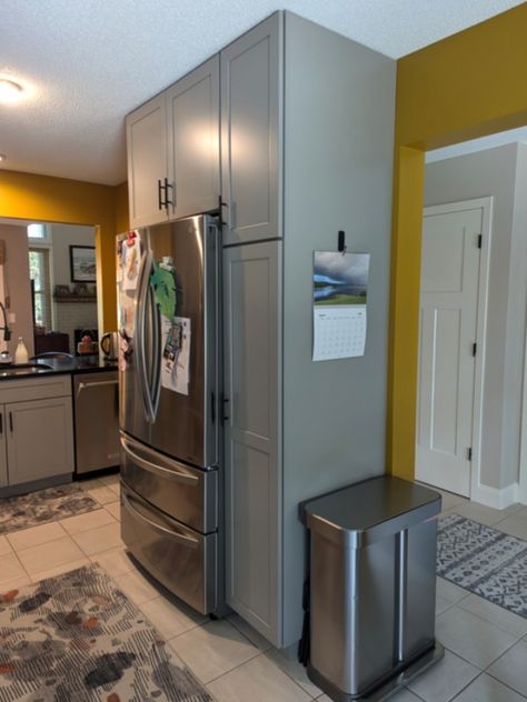 Gray shaker kitchen cabinets with black cabinet hardware and yellow walls Yellow Kitchen Grey Cabinets, Gray Shaker Kitchen Cabinets, Light Grey Shaker Kitchen, Peninsula Kitchen Design, Shaker Kitchen Design, Black Cabinet Hardware, Free Kitchen Design, Blue Kitchen Cabinets, Shaker Kitchen Cabinets