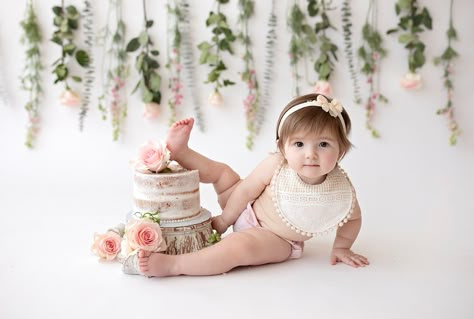 Simple Cake Smash, Cake Smash Ideas, Baby Girl Cake, Cake Smash Theme, Baby Birthday Photoshoot, Smash Cake Girl, 1st Birthday Pictures, Cake Simple, 1st Birthday Photoshoot