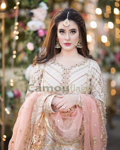 Camouflage Photography on Instagram: “Makeup by the best @porcelain.official @camouflagebysaad @wonderlandmgt @onceuponaleapyear @shazakmalikofficial Get 20% off on Wedding /…” Hairstyles With Maxi, Nikkah Look, Fancy Maxi Dress, Asian Wedding Dress Pakistani, Bridal Mehndi Dresses, Bridal Hairdo, Desi Wedding Dresses, Asian Bridal Dresses, Asian Wedding Dress