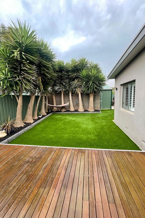 Upgrade your backyard with artificial lawn for a lush, low-maintenance look! Perfect for outdoor entertaining, artificial turf adds a vibrant green touch next to your deck, creating a seamless backyard oasis that’s ideal for gatherings, play, or relaxation. This eco-friendly, pet- and family-friendly solution is ideal for a modern backyard design that’s easy to care for and stunning all year round. Discover how artificial turf transforms your space into a beautiful, sustainable outdoor retreat. Artificial Turf Backyard Ideas, Artificial Turf Backyard, Turf Backyard, Modern Backyard Design, Modern Backyard Landscaping, Artificial Lawn, Florida Style, Modern Backyard, Low Maintenance Garden