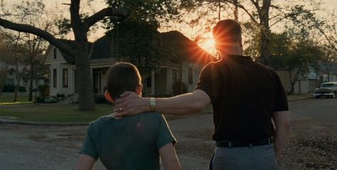 The tree of life - Terrence Malick (2011) Terrence Malick, Fritz Lang, Sean Penn, Movie Shots, The Tree Of Life, Film Quotes, Great Films, Martin Scorsese, Stanley Kubrick