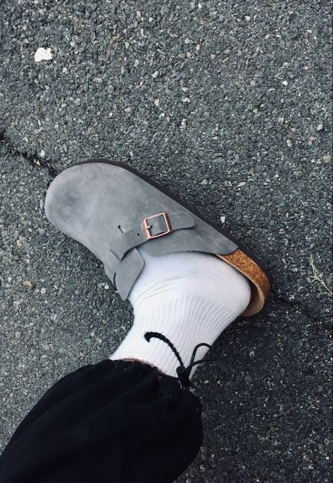 Grey Boston Birkenstock, Boston Aesthetic, Small Room Interior, Birkenstock Clog, Cool Shoes, Birkenstock Boston, Summer Fits, 2024 Vision, Small Room