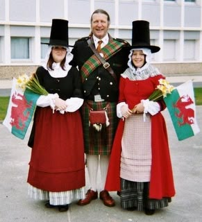 Welsh traditional dress Welsh Lady, St David, Costumes Around The World, British Traditions, Culture Clothing, Wales Uk, National Dress, We Are The World, Folk Costume