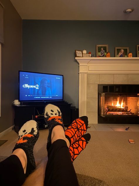 Horror movie, conjuring 2, fire place, girlfriend boyfriend, cuddles on the couch, halloween socks Movie Night Cuddles, Boyfriend Sleepover Aesthetic, Halloween Couple Movie Night, Halloween Activities Couples, Cozy Fall Couple Aesthetic, Fall Aesthetic Boyfriend, Couple Halloween Activities, Movie Cuddles, Horror Movie Date