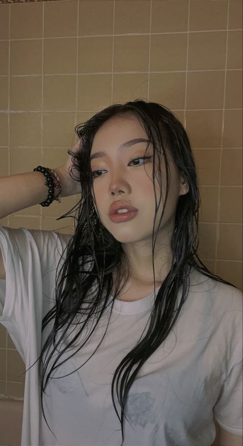 Moving Hair Out Of Face Pose, Wet Clothes Drawing Reference, Wet Hair Pictures, Wet Straight Hair, Wet Hair Photoshoot Ideas At Home, Hair Ref Drawing, Wet Hair Reference Drawing, Korean Wet Hair Look, Wazy Hair