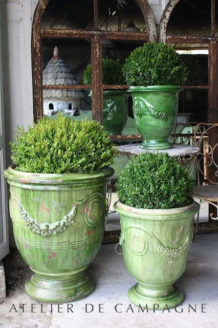 Eye For Design: Decorating With French Anduze Planters Anduze Pot, Container Gardening Ideas, Deco Champetre, Garden Urns, Urn Planters, Garden Containers, French Garden, Large Plants, Container Plants