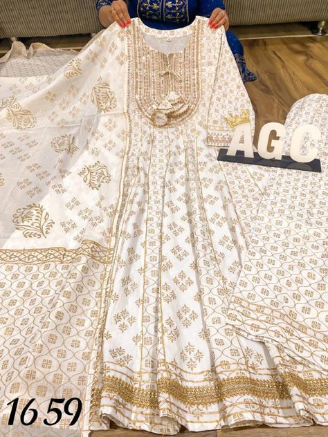 Kali Frock Design Pakistani, Kali Frock Design, Latest Outfits For Women, Cotton Anarkali Dress, Pakistani Casual Wear, Suit Neck Designs, Long Gown Design, Salwar Designs