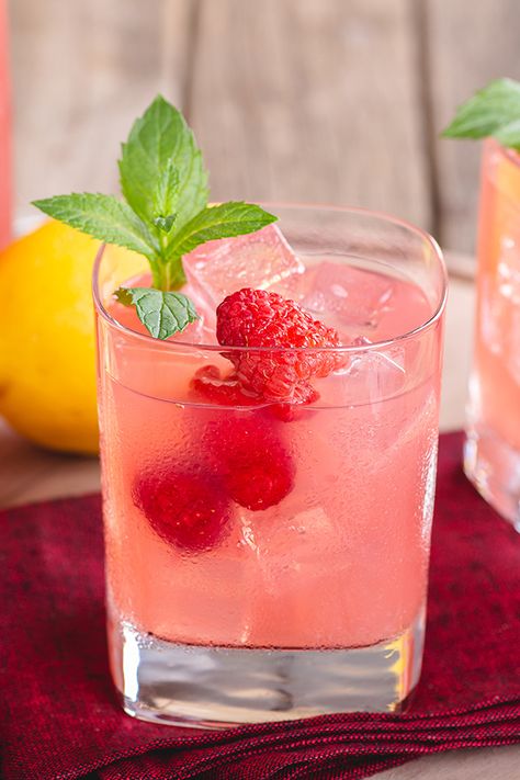 Would you agree that a hot summer’s day calls for something a little tart, a little refreshing, and perhaps just a little boozy? Yes? Well, this delicious pink gin and raspberry lemonade ticks all the boxes! Pink Gin And Lemonade, Raspberry Gin Cocktail Recipes, Gin Pink Cocktail, Pink Lemonade Gin Cocktail, Gin And Lemonade Cocktails, Pink Gin Cocktails Recipe, Pink Cocktails Recipes, Pink Gin Recipe, Pink Lemonade Cocktail