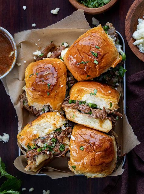 Shredded Beef Sliders, Shredded Beef Sandwiches, Slow Cooker Shredded Beef, Beef Appetizers, Bbq Chicken Sliders, Unique Appetizers, Traditional Mexican Dishes, Unique Snacks, Beef Sliders