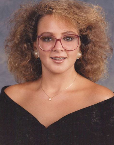 You got it going gurl, those glasses, hair, and oh those braces... Bad Family Photos, 80s Big Hair, Bad Family, Funny Family Photos, 80s Glasses, Photography Funny, Braces Girls, Big Glasses, Totally 80s