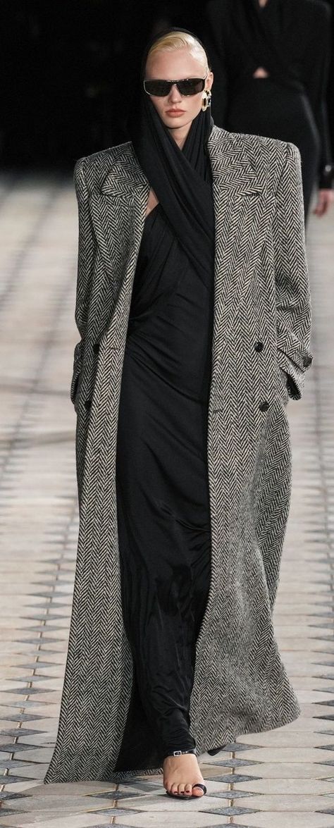 Saint Laurent Spring 2023, Ysl Runway, Saint Laurent Fashion, Spring 2023 Ready To Wear, 2023 Ready To Wear, Maxi Coat, Estilo Chic, Long Blazer, Spring 2023