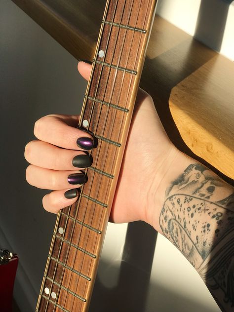 Short Guitar Nails, Guitar Nails Design, Short Nails For Guitar Players, Guitarist Nails, Guitar Nails, Mens Nail Art, Long And Short Nails, Random Nails, Chameleon Nails