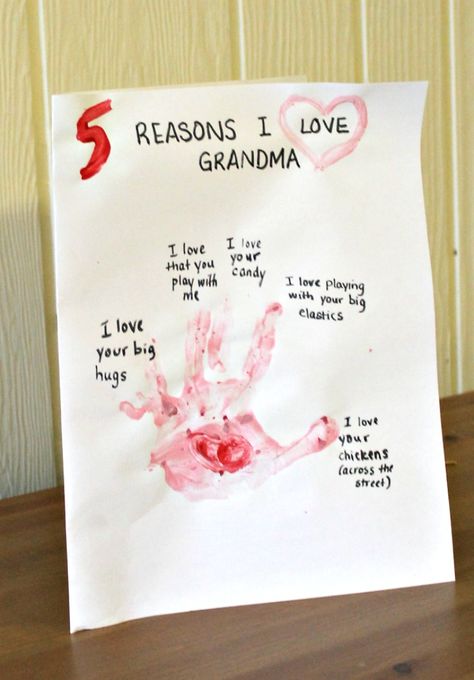 A meaningful and sweet Preschool Valentine Craft for Grandma (or Mama!)  5 Reasons Why I Love You! Craft For Grandma, Hand Print Art, Preschool Valentine, Preschool Valentine Crafts, Valentine Craft, Reasons Why I Love You, Cadeau Parents, Preschool Valentines, Why I Love You