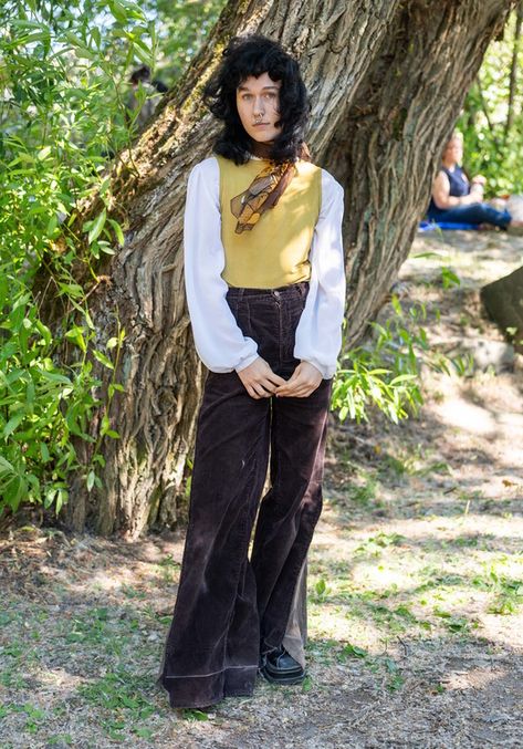 “I’m wearing my mom’s old pants that I kind of widened myself, and then the two tops are second hand. The scarf is borrowed from a friend and I made the little nonbinary pin for pride. Folk music icons like Joni Mitchell, David Crosby, Joan Baez inspire my style greatly. My friends are also a constant source of inspiration, and just wearing clothes I feel good in.” Bolo Tie Women Outfit, Tie Women Outfit, Bolo Tie Women, Hel Looks, David Crosby, Joni Mitchell, Joan Baez, Street Style Blog, Tie Women