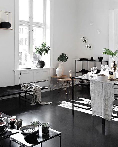 Black Floor Apartment, Living Room With Black Flooring, Black Floor Salon, Black Flooring Interior, All Black Home Decor, Black Floor Interior, Black Floors Living Room, Black Floor Living Room, Black White Interior Design