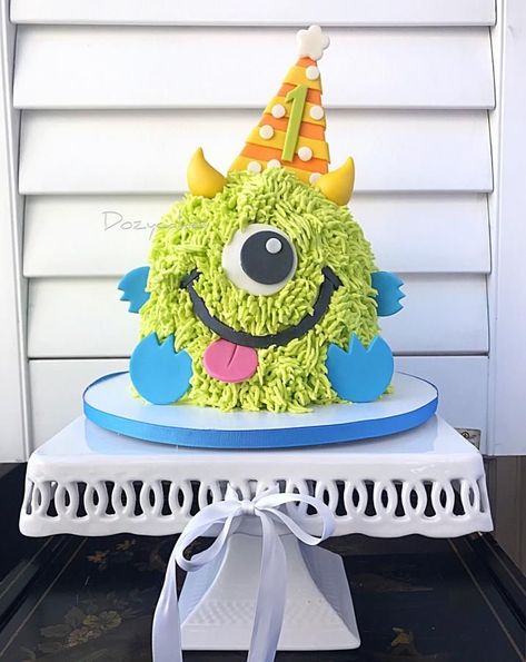 Cute Smash Cakes, Monster Smash Cake 1st Birthdays, Smash Cakes For Boys, Halloween Smash Cake 1st Birthdays, Monster Cake Ideas, Halloween Monster Cake, Halloween Smash Cake, Monster Smash Cake, Monster Smash Cakes