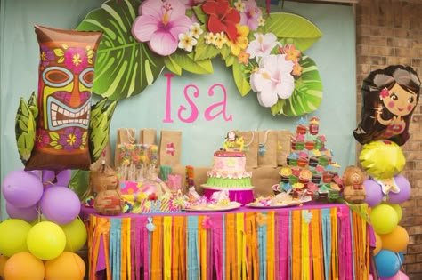 Isa's Birthday Luau | CatchMyParty.com - The hanging flower sign. Looove! Luau Birthday Party Ideas, Hawaiian Luau Birthday Party, Backdrop Flowers, Birthday Luau, Jello Cups, Luau Party Decorations, Aloha Party, Luau Birthday Party, Hawaiian Luau Party