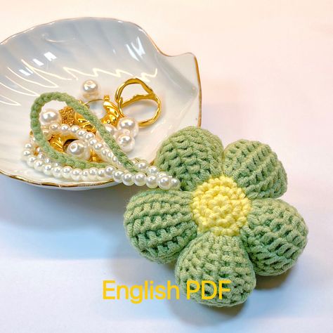 Puff Flower Keychain, Flower Crochet Keychain, Flower Keychain Crochet, Crochet Flowers Pattern, Flower Pattern Crochet, Crochet Flower Pattern, Crochet Christmas Wreath, Puff Flower, Crochet Wreath