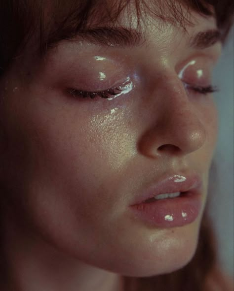 Meyloo makeup Glowy Wet Makeup Look, Wet Makeup Look Editorial, Wet Makeup Look Natural, Heatwave Photoshoot, Annie Dirusso, Wet Eyeshadow Look, Milky Makeup, Wet Look Makeup, Wet Makeup Look