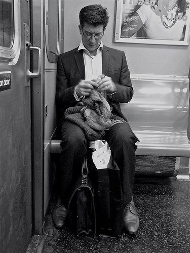 Knitting on the L train ;-) Man Knitting, Men Knitting, Knitting Club, Knitting Humor, Knit Art, Knit Men, Knitted Wit, Men's Knit, Man Photo