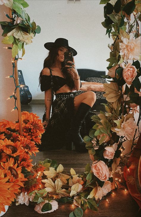 Core Aesthetic Types Outfits, Dark Western Fashion, Dark Bohemian Outfits, Western Witch Aesthetic, Boho Witch Outfits, Hippie Western Outfits, Witchy Outfits Aesthetic, Witchy Cowgirl, Western Emo