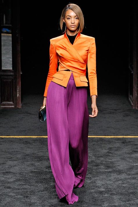 Mixing Colors - Colorblock Outfit Tips Purple Outfit, Look Zara, Colour Combinations Fashion, Color Blocking Outfits, Neon Outfits, Color Combinations For Clothes, Orange Outfit, Office Chic, Purple Pants