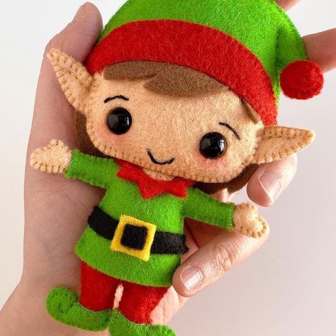 Grinch Felt Pattern, Felt Disney, Felt Elf, Kawaii Felt, Diy Plush Dolls, Christmas Elf Doll, Felt Ornaments Patterns, Felt Crafts Christmas, Felt Crafts Diy