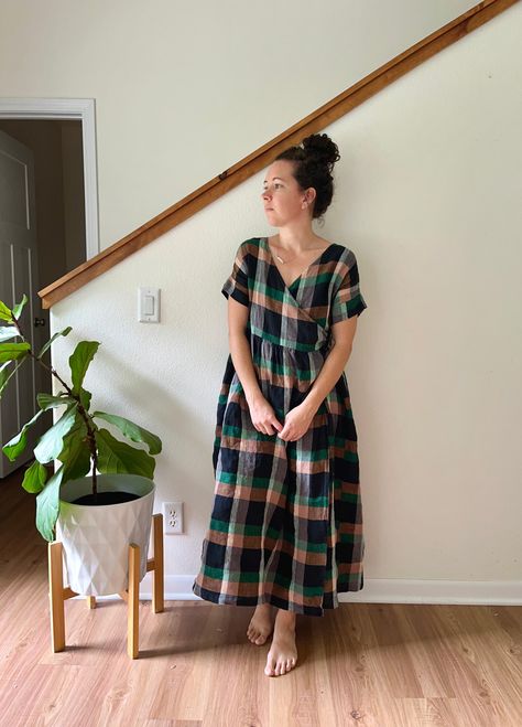 All Well Box Top Wrap Dress Hack - Bethany Lynne Makes How To Sew Sleeves On A Dress, Dress Hack, Linen Dress Pattern, Mom Crafts, Wrap Dress Pattern, Quilt Coat, Handmade Wardrobe, Box Top, Diy Sewing Clothes