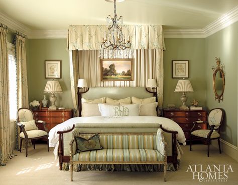 English Bedroom Ideas, English Bedroom, Atlanta Homes And Lifestyles, English Country Decor, Comfy Bedroom, English Decor, Master Decor, Atlanta Homes, Classic Bedroom