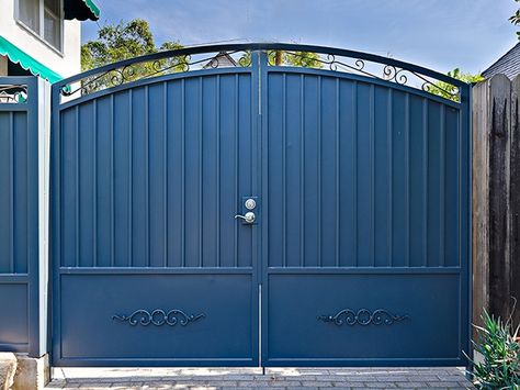 Modern Iron Gate Designs, Steel Garage Doors, Gate Wall Design, Gate Designs Modern, Metal Doors Design, House Main Gates Design, Steel Gate Design, Gate Designs, Front Gate Design