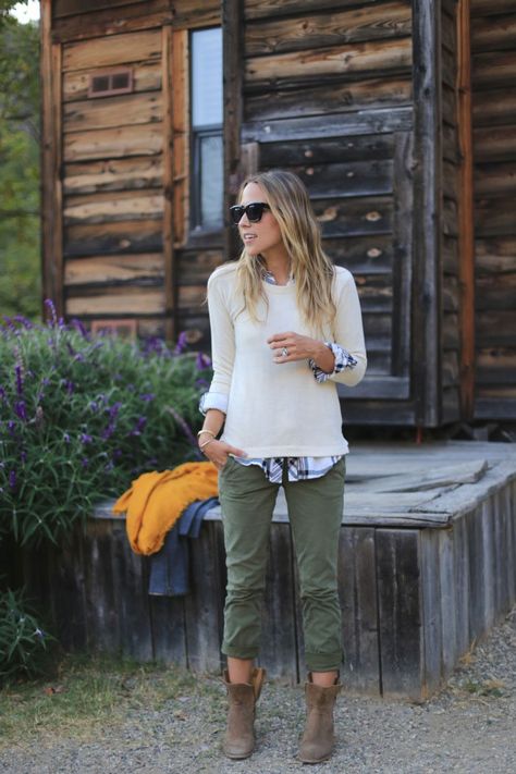 olive skinnies, booties, sweater Olive Skinnies, Moda Safari, Damsel In Dior, Olive Green Pants, Green Pants, Casual Winter Outfits, Casual Sweaters, Inspiration Mode, Mode Inspiration