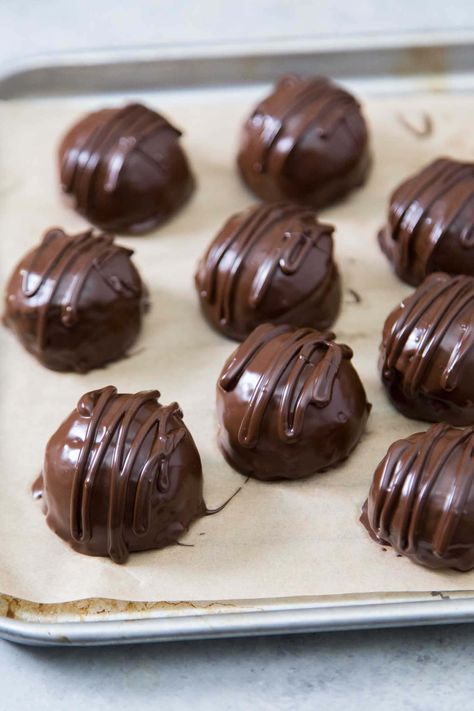 Dark Chocolate Almond Joy Truffles Almond Truffles, Homemade Chocolates, Cracker Candy, Chocolate Creations, Sugar Dough, Healthy Candy, Chocolate Candy Recipes, Truffles Recipe, Dark Chocolate Almonds