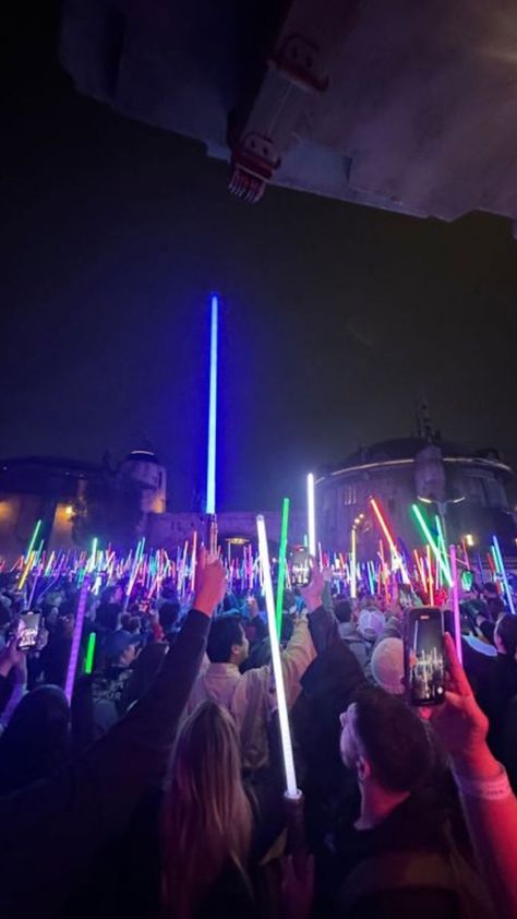 Star Wars Movie Night Aesthetic, Galaxy’s Edge Disneyland, Disneyland Galaxy's Edge, Star Wars Disneyland, Disney World Star Wars, Star Wars Night, Fangirl Aesthetic, Star Wars Land, Park Pics