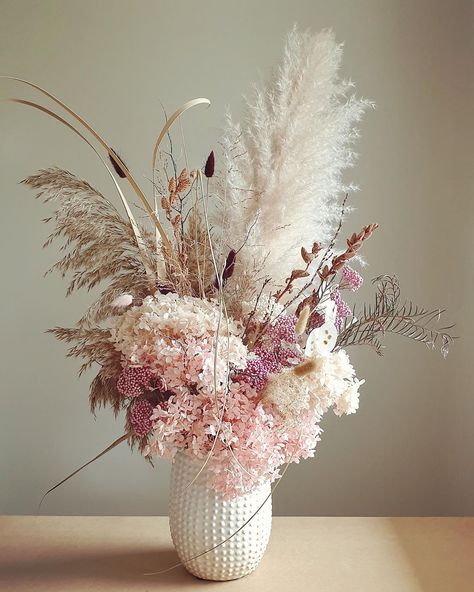 Mimosa Flowers on Instagram: “Rambling preserved hydrangeas and the fluffiest pampas grass for this XL custom dried flower arrangement. • • • • • #melbournedriedflowers…” Aesthetic Flower Arrangement Vase, Pampas Flower Arrangement, Dry Hydrangea Arrangements, Pampas Grass Arrangement, Mimosa Flowers, Hydrangea Vase, Dried Flower Vase, Preserved Hydrangea, Mimosa Flower