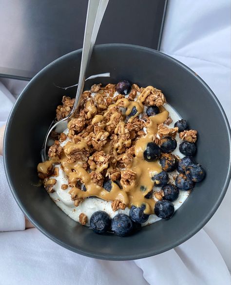 Yoghurt Granola Bowl, Greek Yogurt Bowl, Granola Bowl, Yogurt Bowls, Cinnamon Granola, Butter Cinnamon, Yogurt And Granola, Easy Healthy Meal Prep, Yogurt Bowl