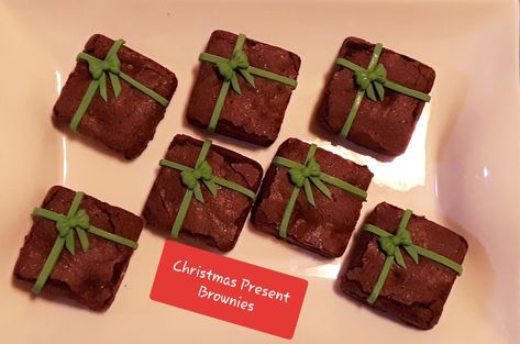 Brownies Christmas, Mini Brownie Christmas Treats, Brownie Christmas, Xmas Brownie Ideas, Christmas Brownie, Christmas Brownies Packaging, Christmas Decorated Brownies, Christmas Dessert Gifts, Brownie Packaging