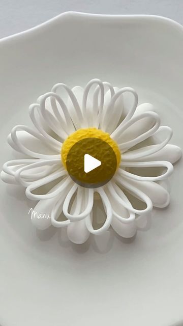 Royal Icing Daisies, Royal Icing Flowers On Cake, Buttercream Flowers Tutorial, Tea Party Cookies, Royal Icing Cakes, Frosting Flowers, Royal Cakes, Royal Icing Flowers, Buttercream Cake Decorating