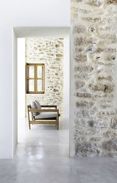 Beach House life+style Stone Walls Interior, 아파트 인테리어, Stone Walls, Design Del Prodotto, 2020 Design, Stone Houses, White Furniture, Stone House, A Living Room