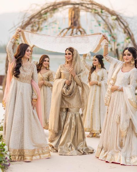 Pakistani Wedding Colour Scheme, Nikkah Ideas Inspiration, Nikah Outfit Muslim Pakistani Bridal, Pakistani Bridesmaids Outfits, Saree Styles Modern, Pakistani Bridesmaid Dresses, Lehenga Draping, Lehenga Patterns, Desi Bridesmaids