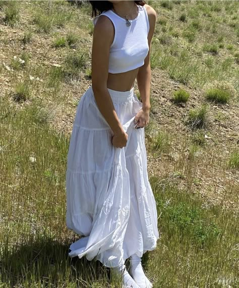 Beach Mom Outfit, Miley Stewart Summer, White Skirt Outfit, Long White Skirt, White Skirt Outfits, White Long Skirt, Modesty Outfits, Maxi Skirt Outfits, Rock Outfit