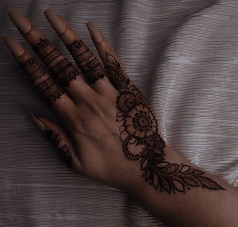 Front Palm Mehndi Designs Simple Aesthetic, Aesthetic Mehndi Designs Palm, Palm Mehndi, Mehndi Ideas, Palm Mehndi Design, Engagement Mehndi, Eid Mehndi Designs, Henna Ideas, Henna Tattoo Designs Hand