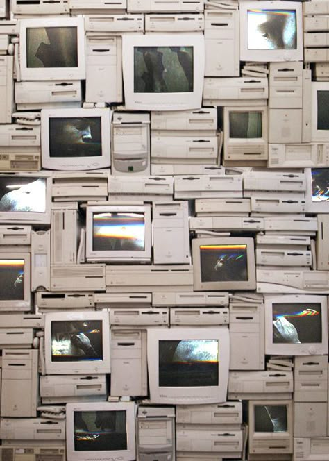 I wonder how many laptops will end up like this in a few years. Techno Style, Nam June Paik, New Retro Wave, Living In London, Soyut Sanat Tabloları, Old Computers, Trik Fotografi, Retro Futurism, Retro Aesthetic