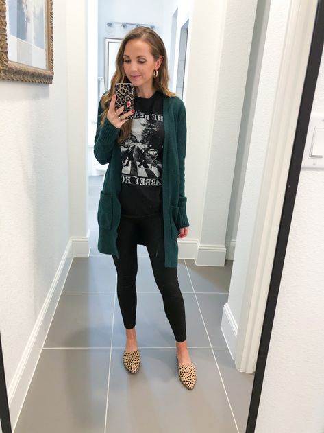 leather leggings outfits with cardigan Salon Business Casual Outfits, Work Leggings Outfit, Cardigan With Leggings Outfit, Work Outfits With Leggings, Leggings And Cardigan Outfit, Black Leggings Outfit Spring, Cardigan And Leggings Outfit, Leggings Outfit Work, Salon Outfit Ideas Stylists